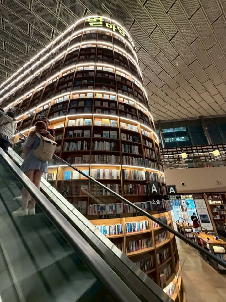 天井まで本棚が広がる「ピョルマダン図書館」