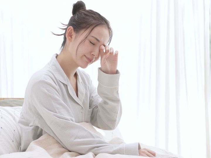 【公認心理師が回答】朝、やる気が出ない場合は、脳を覚醒させる「物理的なアプローチ」が有効です。脳内神経物質「セロトニン」を活性化させて、朝から快適に過ごすコツをご紹介します。