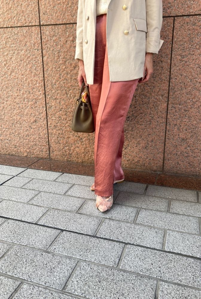 大きな花をあしらった、大人かわいいピンクパンプス