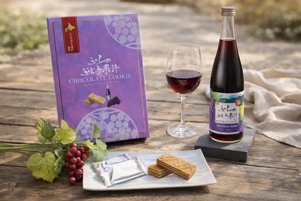 【北海道富良野市】富良野産ぶどう100％果汁を使用した「ふらのぶどうチョコサンドクッキー」が、富良野エリアで発売中