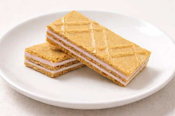 【北海道富良野市】富良野産ぶどう100％果汁を使用した「ふらのぶどうチョコサンドクッキー」が、富良野エリアで発売中