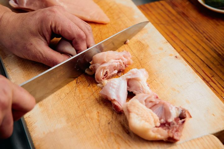 鶏肉を切る
