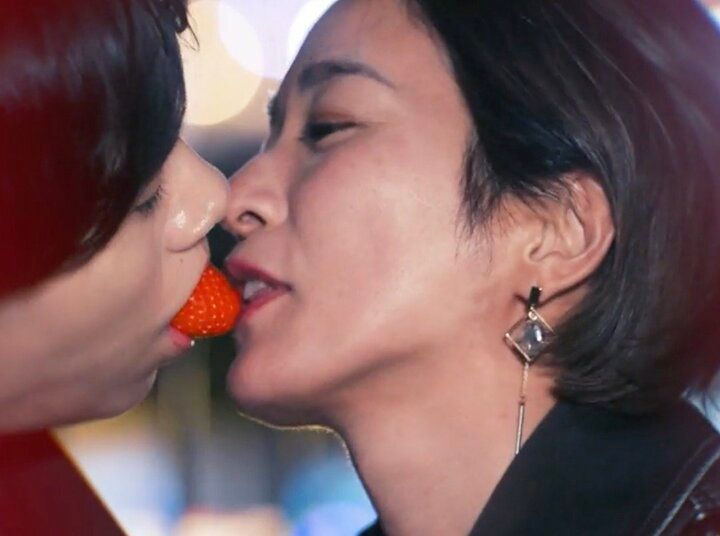元Jリーガーと“いちご”を使ったキスをした美人シンマママ