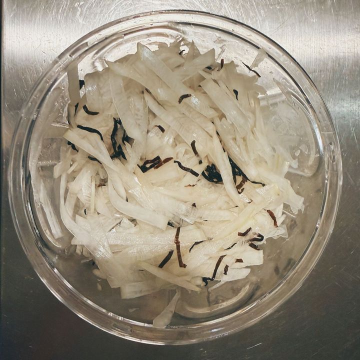 【基本のサラダ】塩昆布を加える