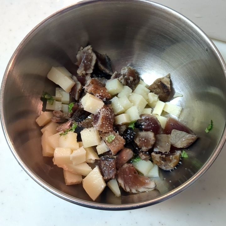 鰹も切って加えます。