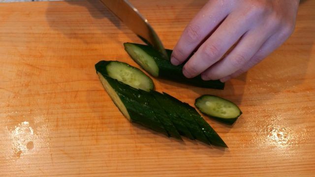 カットしているきゅうり
