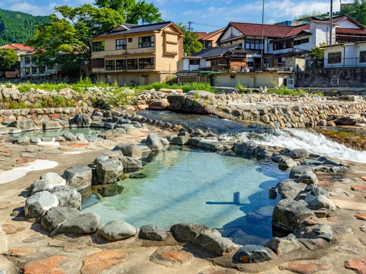 岡山県北部の中国山地に位置し、湯郷・湯原と共に「美作三湯」のひとつに数えられる奥津温泉。かつては津山藩主の「鍵湯」として愛され、現在では、漂白成分を含む温泉が「美人の湯」として人気です。心身ともに癒やされる秘境の趣が漂う温泉地です。
