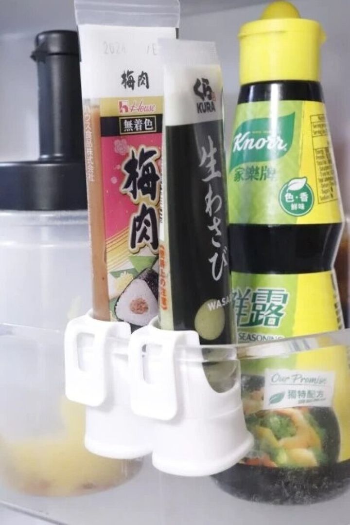 ダイソーの薬味チューブキャップのフックを使って冷蔵庫のドアポケットに取り付けた状態