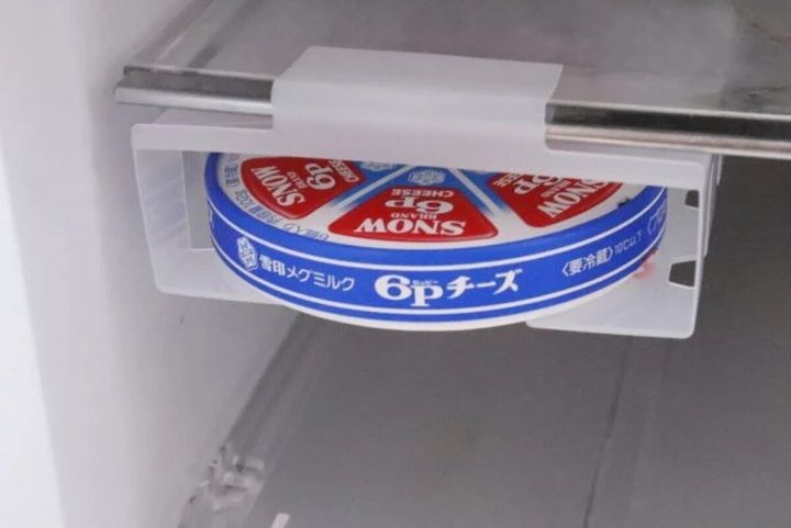 ダイソーの棚下食品収納ボックスを冷蔵庫の棚に取り付けた状態