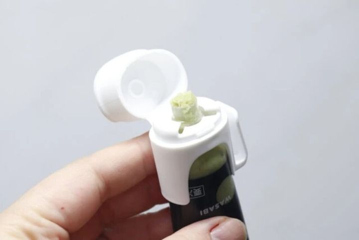ダイソーの薬味チューブキャップをわさびのチューブに装着した状態