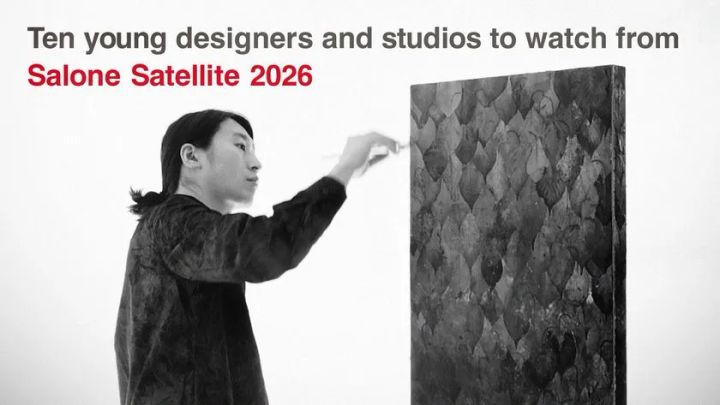 Dezeen「Ten young designers to watch from Salone Satellite 2026」のタイトルテキストと、モノトーン写真で作品パネルに手を伸ばすデザイナー山崎タクマの横顔を組み合わせた特集サムネイル