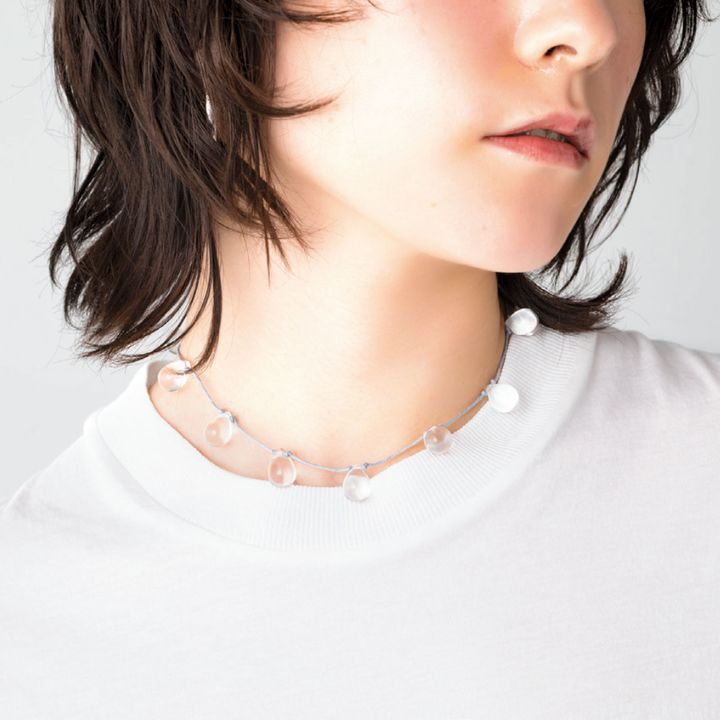 ネックレス ¥16,500（シシジョイア／ギャルリー・ヴィー 丸の内店 TEL. 03-5224-8677） Tシャツ ¥13,200（オルウェル／グラストンベリーショールーム）