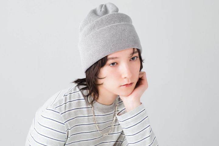 ニットキャップ ¥16,500（キジマ タカユキ／サカスピーアール TEL. 03-6447-2762） カットソー ¥15,000（エディション プレル／エディション 表参道ヒルズ店 TEL. 03-3403-8086）
