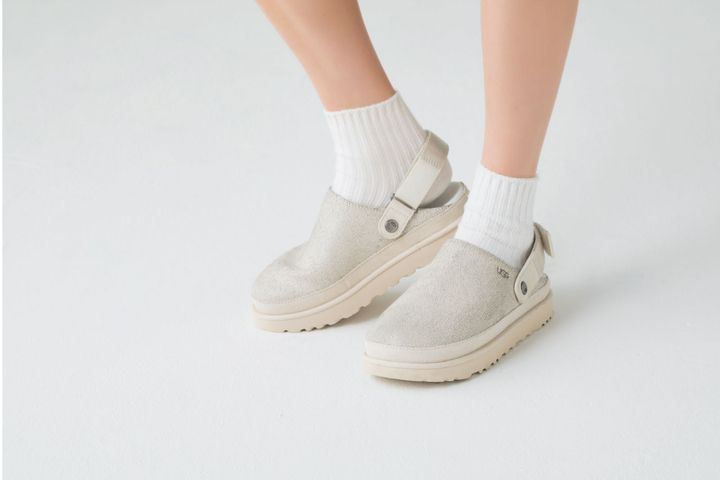 シューズ ¥24,200（アグⓇ／デッカーズ ジャパン TEL. 0120-710-844 ） ソックス ¥1,210（ビームス ボーイ／ビームス ボーイ 原宿）