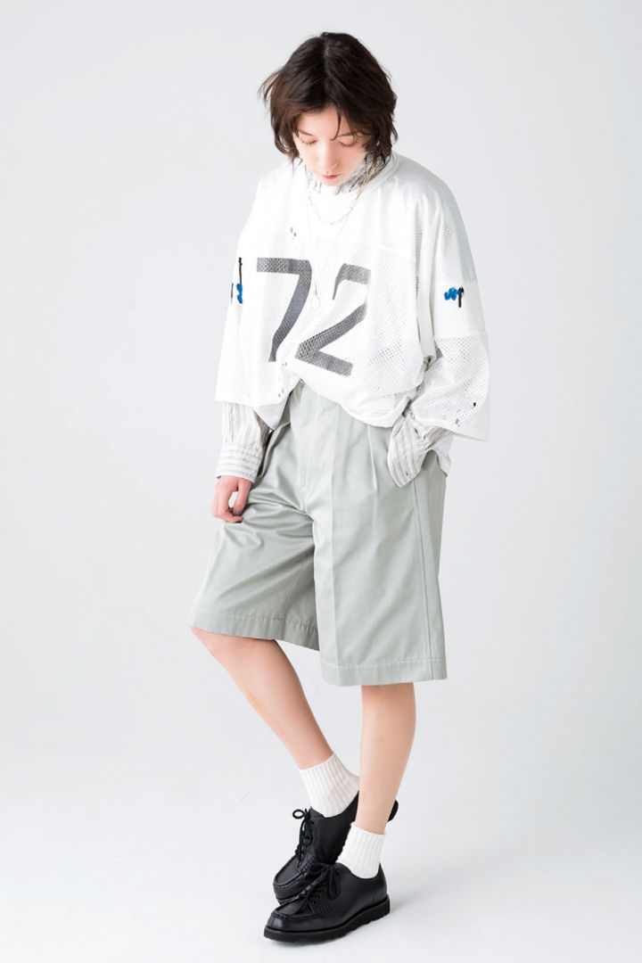Tシャツ ¥22,000（グランク／にしのや TEL. 03-6434-0983） シューズ ¥42,900（マルボー／オーセンティック・シュー＆コー TEL. 03-5808-7515）