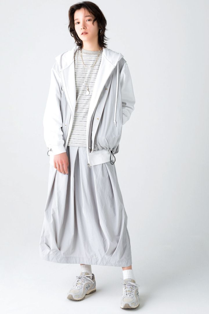 ベスト ¥38,500 スカート ¥30,800（共にオルウェル／グラストンベリー ショールーム TEL. 03-6231-0213） パーカ ¥4,994（ユナイテッドアスレ／キャブ） スニーカー ¥16,940（ニューバランス／ニューバランスジャパンお客様相談室 TEL. 0120-85-7120） ネックレス、チェーン ¥79,750 ルーペ ¥18,700（共にエンド／オーセンティック・シュー＆コー） ピアス ¥25,300（Studebaker Metals／グラストンベリー ショールーム）