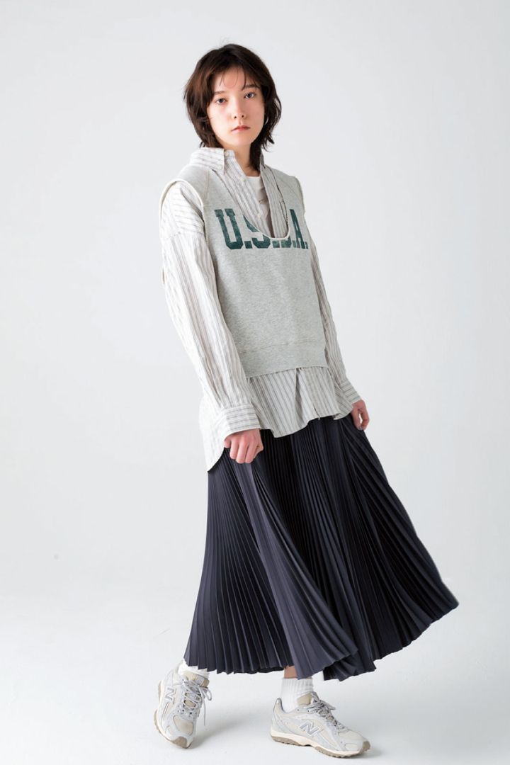 ベスト ¥13,860 シャツ ¥17,490（共にビームス ボーイ／ビームス ボーイ 原宿 TEL. 03-5770-5550） スカート ¥35,200（グラフペーパー／グラフペーパー 東京 TEL. 03-6381-6171）