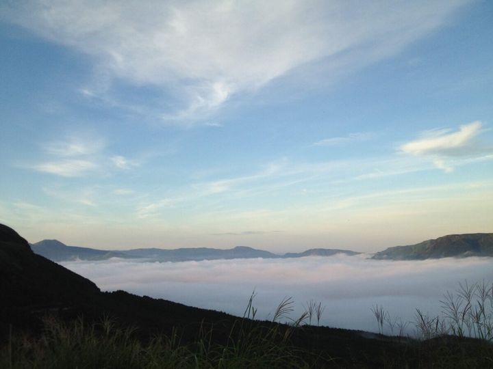 雲海が広がる山並みと朝焼けの空の風景