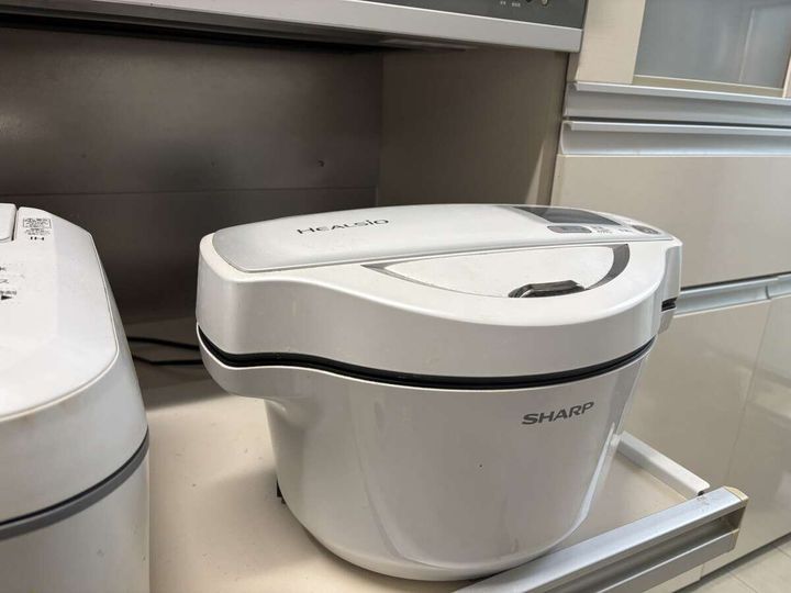キッチン収納棚に置かれたシャープのヘルシオ ホットクック