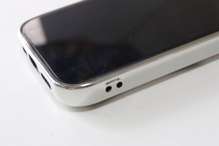 ダイソーのクリアカットケース（アイフォーン用、15＆14）ストラップ穴