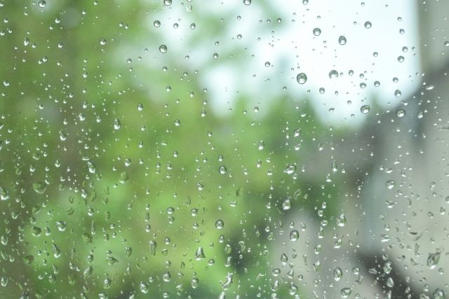 雨天 雨の雫が窓ガラスについている様子