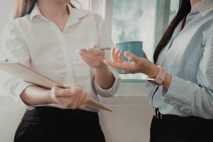 妊活と仕事のバランスについて相談する女性