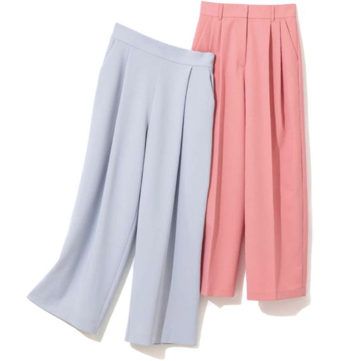 （右）春らしいパステルピンク。センタープレス入りで脚長効果ときれい見えを両立。パンツ¥9,900（シップス エニィ／シップス インフォメーションセンター） （左）クリーンなデザインで、流れるような美しいドレープが際立つ。清涼感漂うライトブルーがクール。パンツ¥18,700（ソージュ／ソージュ オンラインストア）