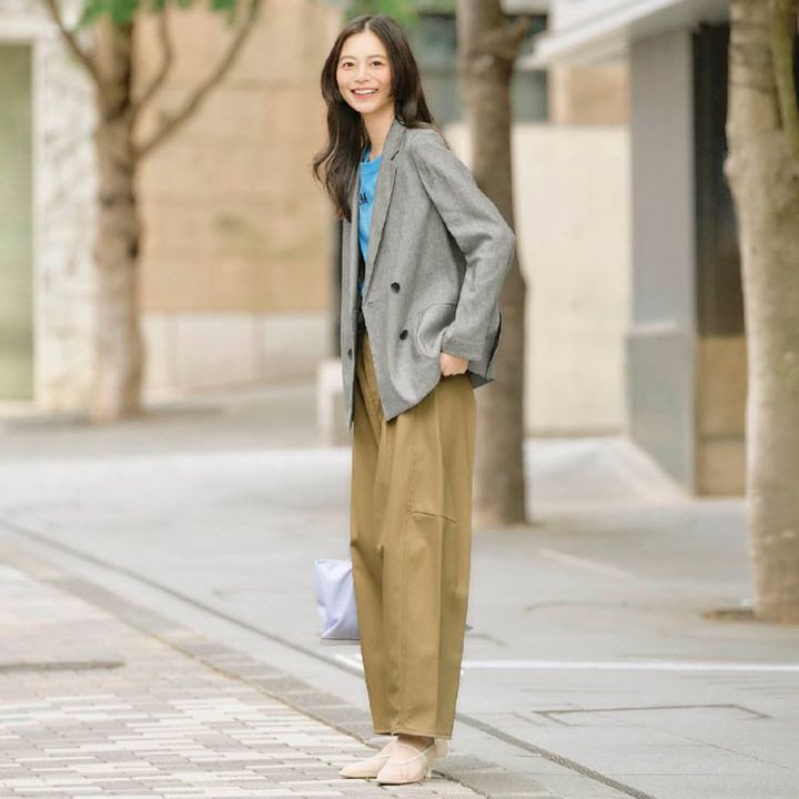 Tシャツ×チノパンでつくる、カジュアルな装いで気負わずに。リネン混のジャケットを羽織り、きちんと感と軽快さをプラス。ジャケット¥44,990（ユナイテッドアローズ／ユナイテッドアローズ 丸の内店） Tシャツ¥14,300（バウム・ウンド・ヘルガーデン／S&T） パンツ¥12,100（カランシエル／シップス インフォメーションセンター） ベルト¥12,980（オブラダ／シンチ） バッグ¥57,200（オソイ／OSOI SHINJUKU） パンプス¥70,400（ネブローニ）