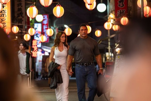 【写真を見る】伝説の格闘家マーク・ケアーとその妻ドーンを演じたドウェイン・ジョンソン＆エミリー・ブラント [c]2025 Real Hero Rights LLC