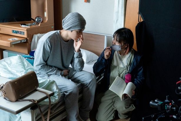 【写真を見る】塩野瑛久演じる高志の場面写真とともに、入院中の撮影シーンを切りとったメイキングカットも [c]2026「マジカル・シークレット・ツアー」製作委員会