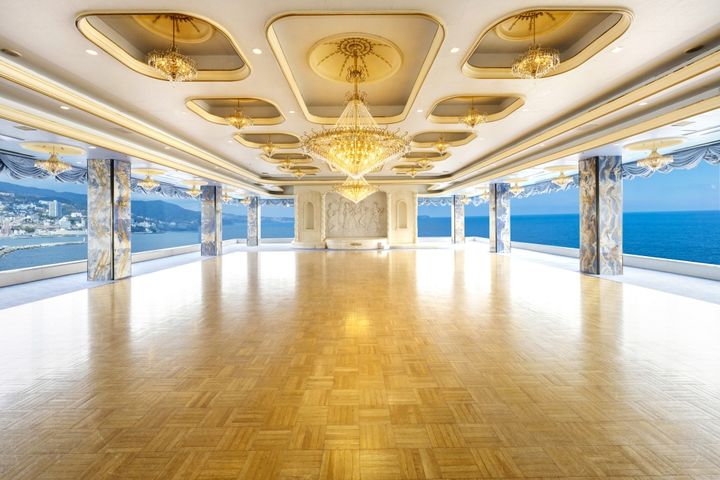 柱にはブルーオニキスが使われている豪華絢爛な装飾にうっとり。