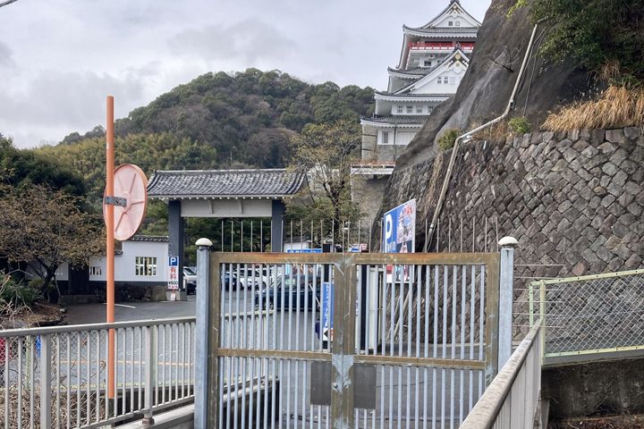 一歩外に出れば熱海城