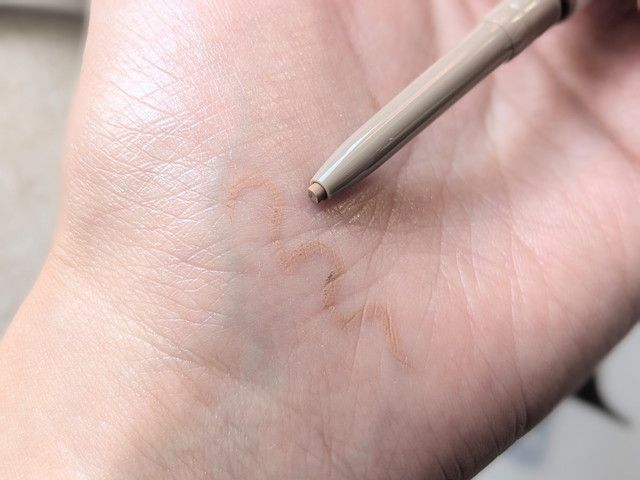 セザンヌ アンダーアイライナー 02忍ばせブラウンを手の甲にスウォッチしたようす。ほんのり白みのあるミルキーブラウン