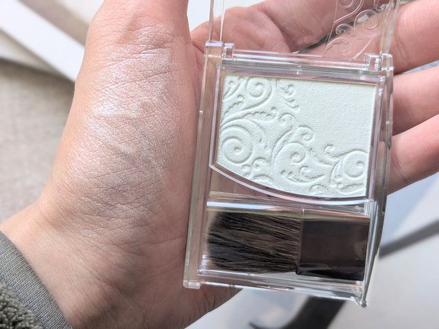 セザンヌ パールグロウハイライトN 03オーロラミントのパウダーと手の甲へのスウォッチ