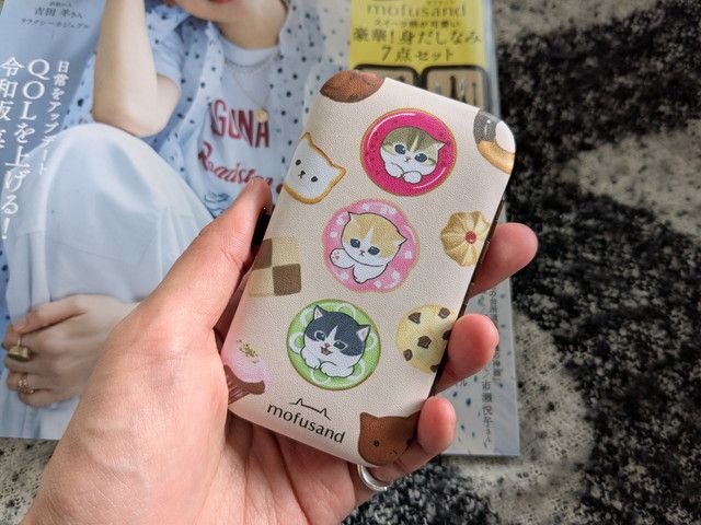 mofusandのスイーツ柄身だしなみセットのケース表面