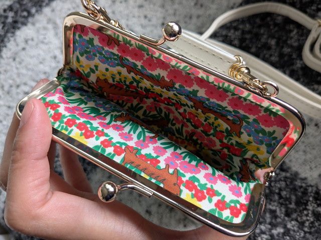 ツモリチサトのがま口ポシェットを開けた内側。カラフルな花柄プリントが広がる