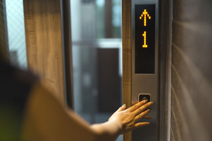 エレベーターでのトラブル！ 急に怒鳴られた時どうする？
