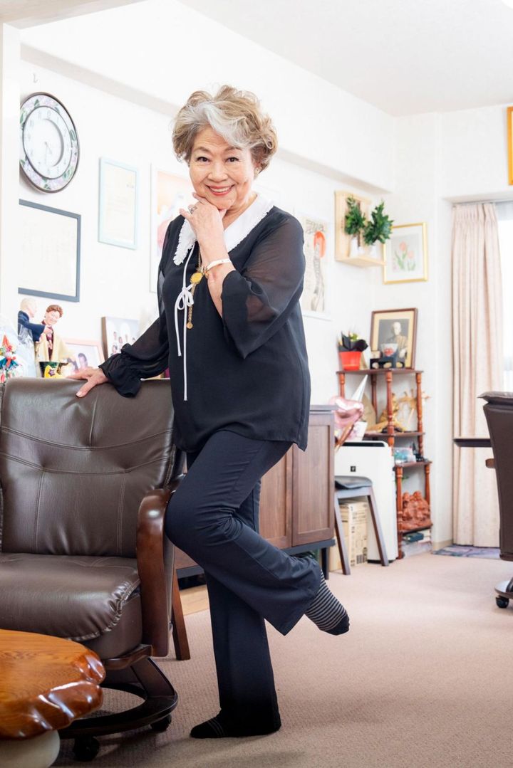 カメラを向けるたびお茶目なポーズをとってくれるカオリさん。まもなく92歳の片足立ちも奇跡！
