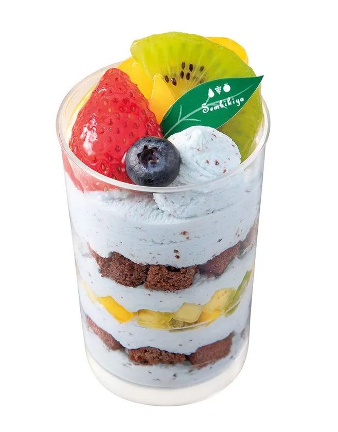 千疋屋のチョコミントパフェ。カップ型容器にチョコブラウニー・ミントクリームを交互に重ね、上部にストロベリー・ブルーベリー・キウイをトッピングした層構造のデザート