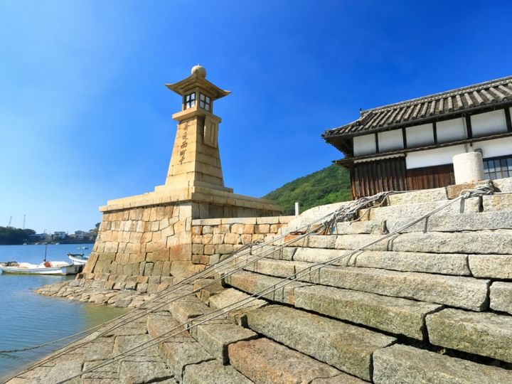 広島県・沼隈半島の先端に位置する鞆の浦温泉。万葉の時代から「潮待ちの港」として栄えてきた歴史ある港町に、2002年に開湯しました。日本有数のラジウム含有量を誇る名湯、瀬戸内海の多島美を望む絶景、江戸時代の町並みが残る風情豊かな景色が魅力です。