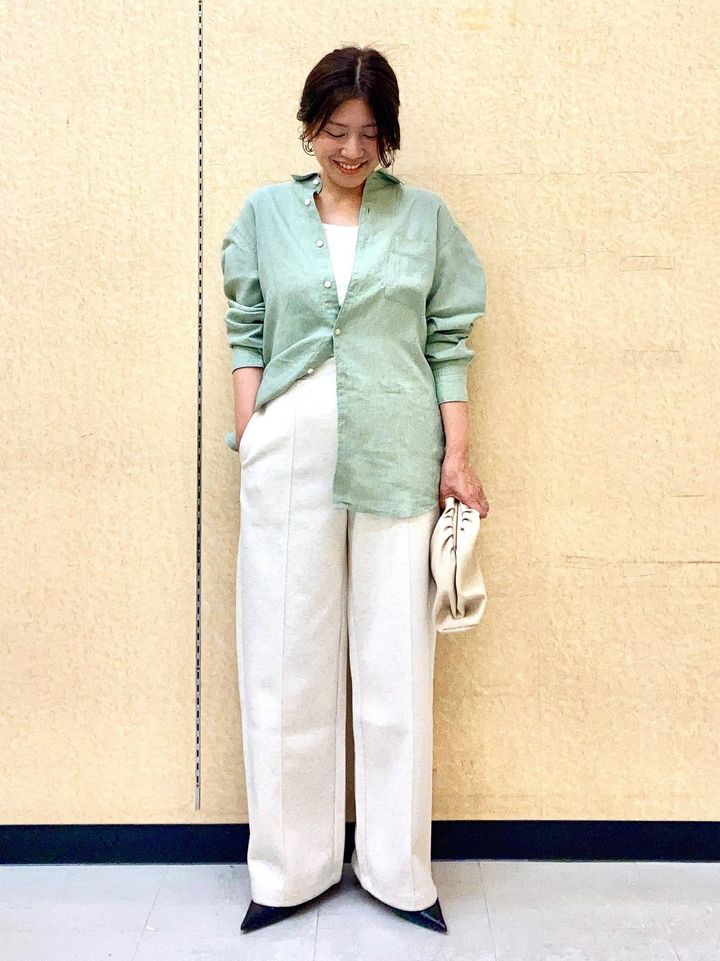 きれい色のリネンシャツが着こなしのポイントに 出典：StyleHint