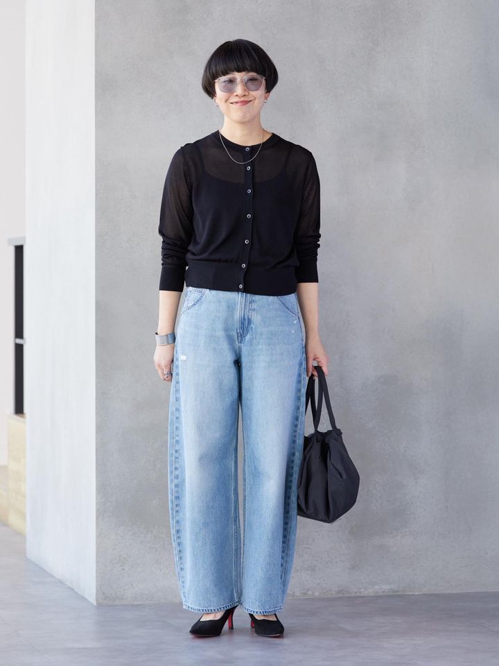 ブラックコーデも軽やかに決まります 出典：StyleHint