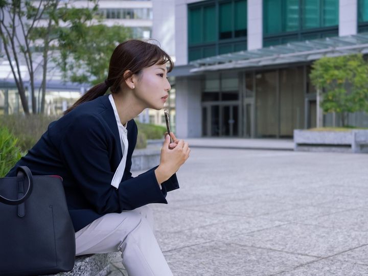 【精神科医が回答】憂うつな気分が長く続くと、心身にどのような影響があるのでしょうか。精神科医が、放置するリスクや注意すべきサイン、早めに対処する重要性について解説します。（※画像：Shutterstock.com）