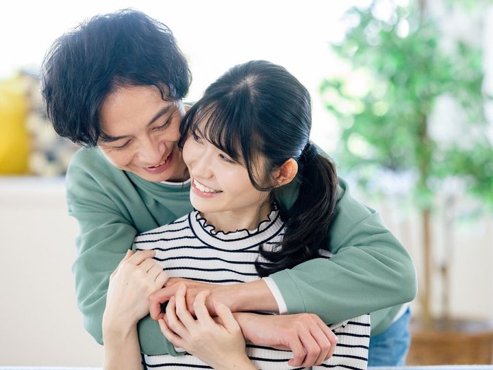 「趣味＝妻」夫とは、「野球が趣味」「ゲームが趣味」などと同様、「『妻』が趣味」という感覚で妻を愛している夫のこと。「夫を（趣味レベルに）沼らせたい」妻のあなたは心して読んでください。※サムネイル画像：PIXTA