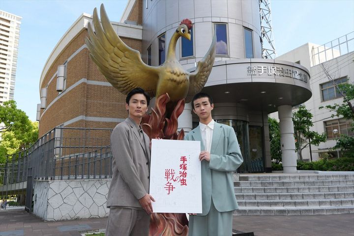 特集ドラマ『手塚治虫の戦争』に出演する（左から）高良健吾、原田琥之佑 （C）NHK width=