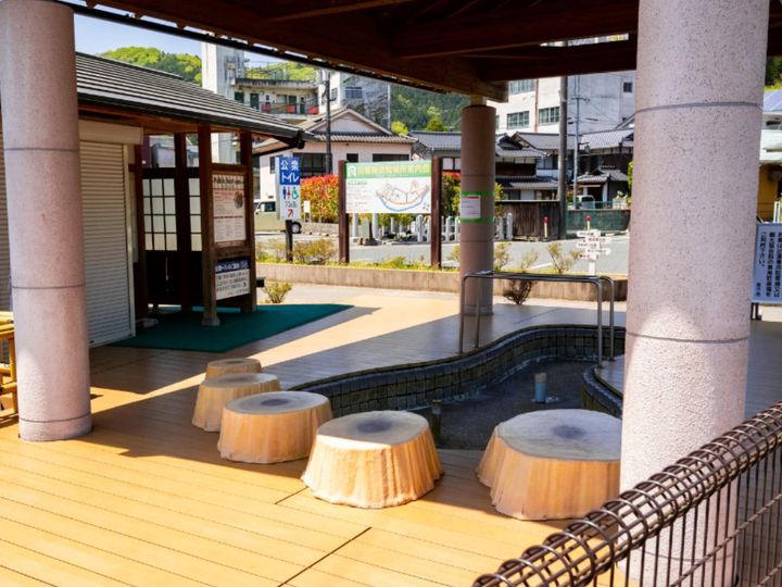 岡山県美作市に位置し、約1200年の歴史を誇る湯郷温泉。湯原、奥津と並び「美作三湯」のひとつに数えられます。無色透明で肌に優しい「美人の湯」として知られ、温泉街の散策やレトロな博物館、多彩な体験スポットも楽しめる魅力あふれる温泉地です。