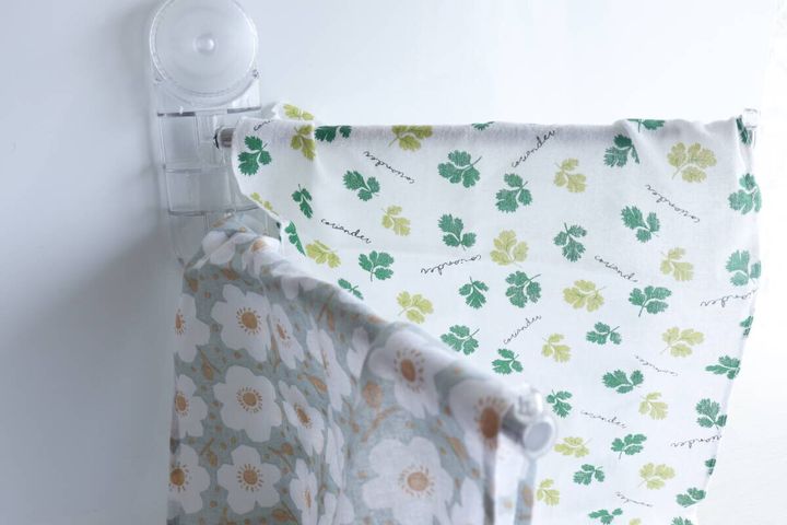 ダイソー 室内用タオル干しハンガー（吸盤付） 使用例
