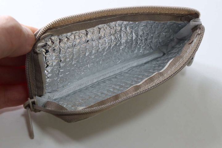 セリアの保温冷リップポーチは内側にアルミ蒸着フィルムを使用