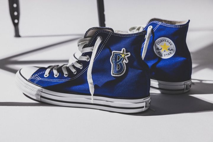 今回リリースされるのは、1917年の誕生以来、CONVERSEを代表するアイコンとして世界中で愛され続けている「ALL STAR」のスペシャルエディション。横浜DeNAベイスターズの15年目を祝う、特別感のある一足となっている。