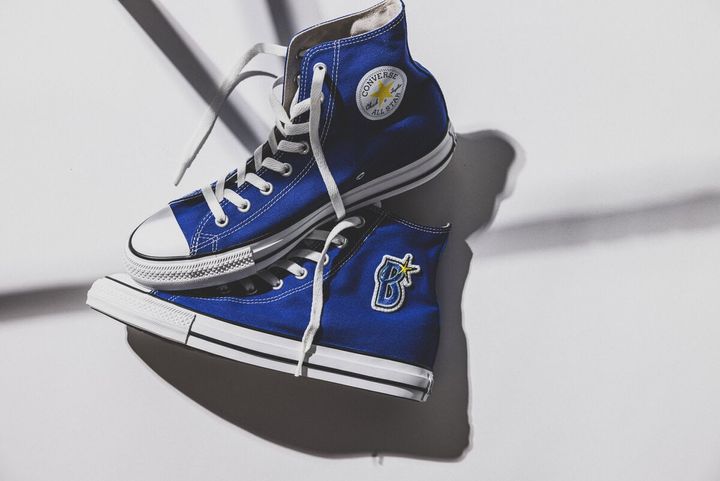 横浜DeNAベイスターズの誕生15年目を記念し、1908年にアメリカで誕生したライフスタイルブランドCONVERSE（コンバース）とのコラボレーションアイテムが登場。